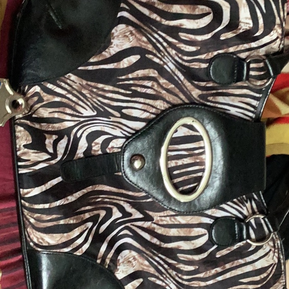 Purse , leopard design, pink inside , nice bag ,
